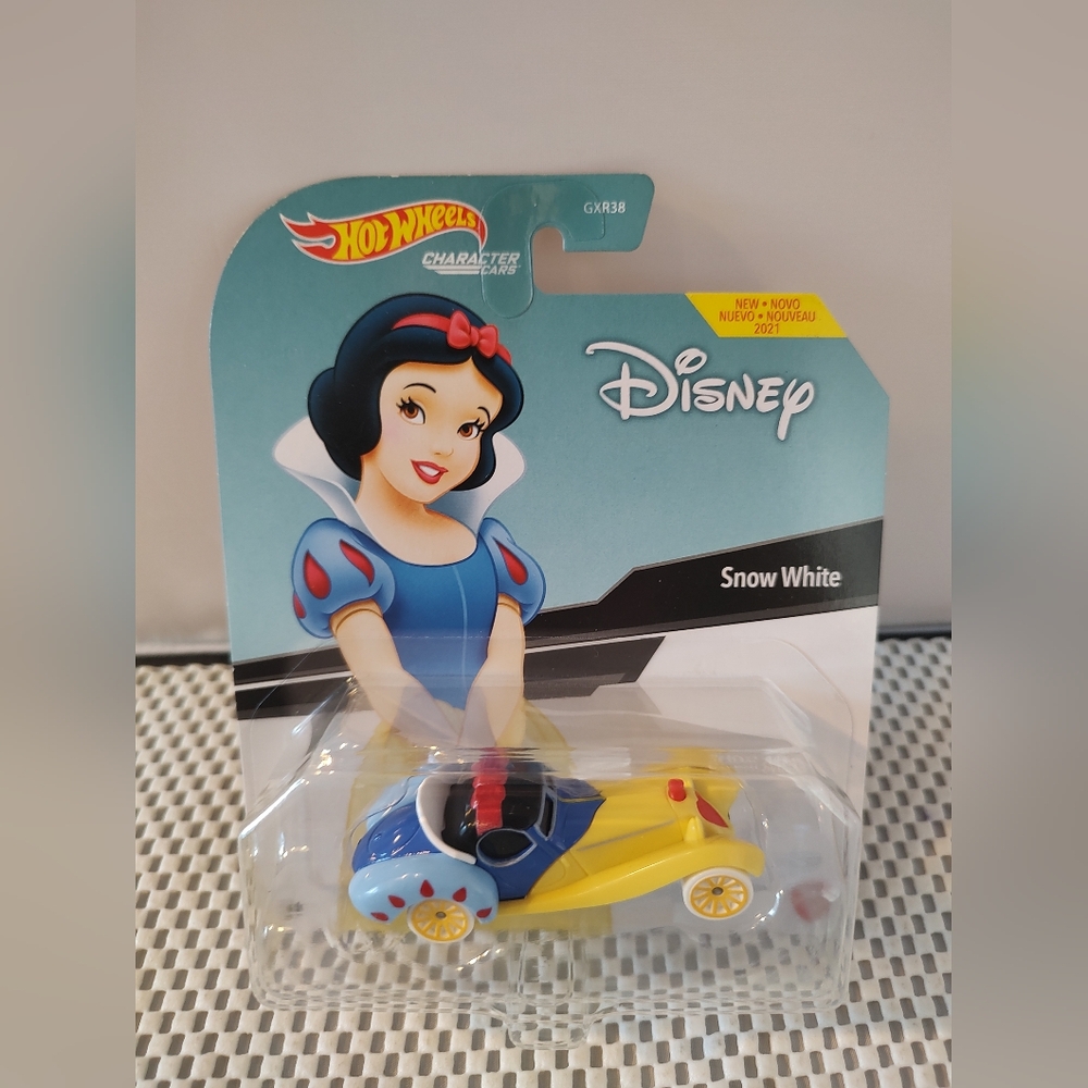 Hot Wheels Character Cars Disney Snow White NWT 2020